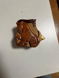 Scatola portagioie in legno a forma di capra