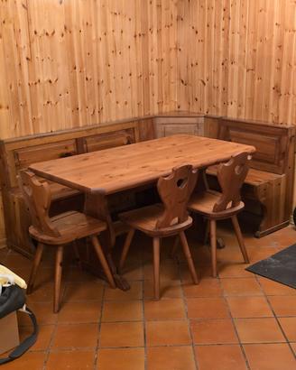 tavolo in legno con cassapanca  angolare e 3 sedie