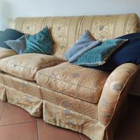 Divano in stile classico con mantovana alla base.