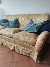 Divano in stile classico con mantovana alla base.