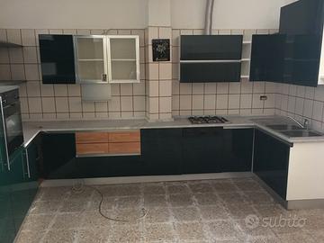 Cucina completa con piano in marmo di Carrara