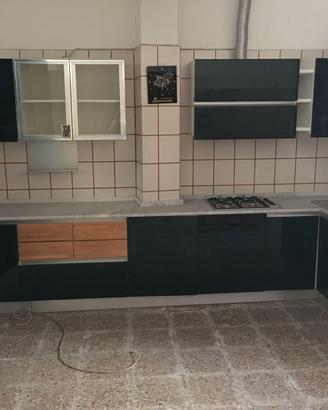 Cucina completa con piano in marmo di Carrara