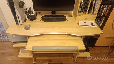 Scrivania studio PC gaming 