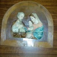 Madonna in ceramica su pannello in legno.