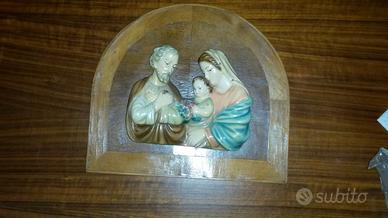 Madonna in ceramica su pannello in legno.