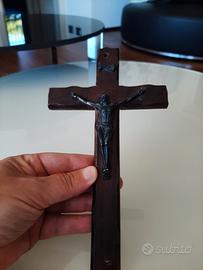 Arte sacra. Vecchio crocifisso legno e metallo