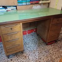 vecchia scrivania in legno vintage 