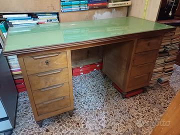 vecchia scrivania in legno vintage 