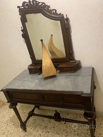 Mobile antico in legno con specchiera
