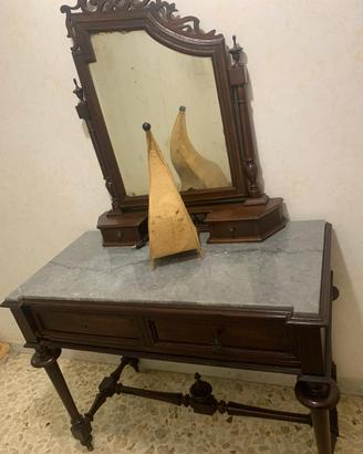 Mobile antico in legno con specchiera