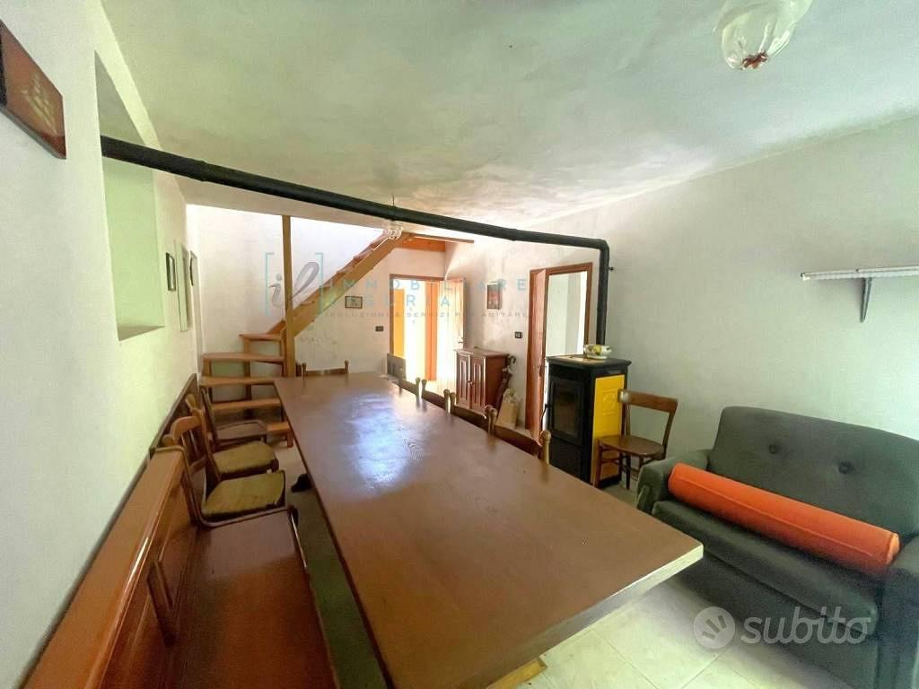 Rustico / Casale di 100 m² con più di 5 locali a P - Vista 4