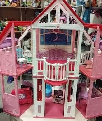 casa barbie Malibu  con arredi e pasticceria 