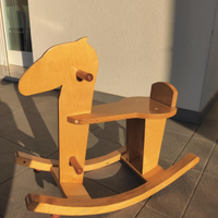 Cavallo a dondolo in legno