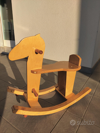 Cavallo a dondolo in legno