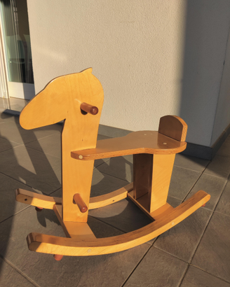 Cavallo a dondolo in legno