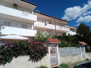 VILLA A SCHIERA A CASTROLIBERO