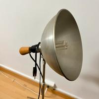 Lampada da terra su treppiede – stile industriale