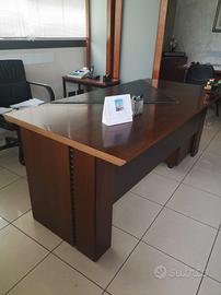 Scrivania con cassettiera in legno wenge