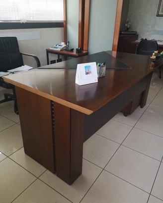 Scrivania con cassettiera in legno wenge