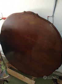 tavolo in legno rotondo con sedie 