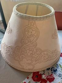 Paralume di lino ricamato a intaglio