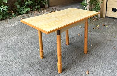 Tavolo allungabile con sedie