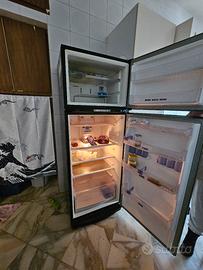Frigo capiente con ghiacciaia 