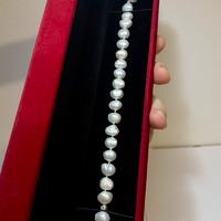 Bracciale in perle con chiusura in argento 925.