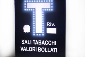 Tabaccheria slot giornali posizione strategica