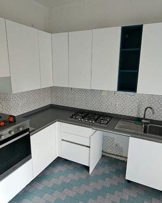 Cucina angolare moderna bianca con elettrodomestic