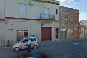 Casa con magazzino e cortile