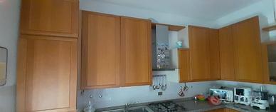 Cucina in legno, con top in granito 