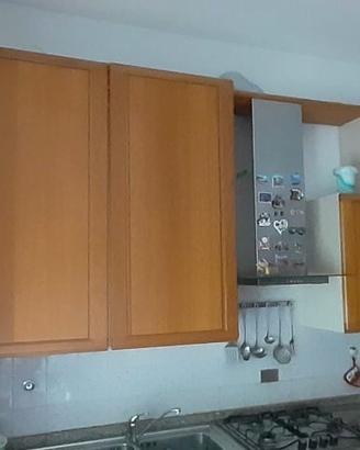 Cucina in legno, con top in granito 