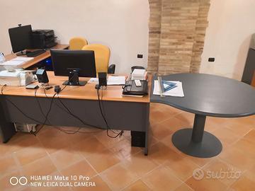 Scrivania professionale da ufficio.