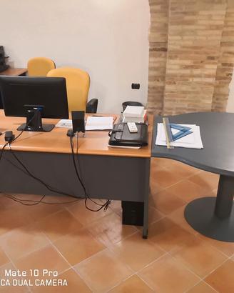 Scrivania professionale da ufficio.