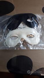 Mascherine nere e bianche