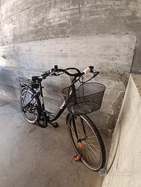 bicicletta con pedalata assistita