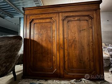 Armadio antico in legno