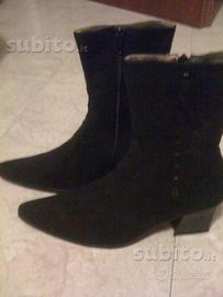 Stivaletti in camoscio neri