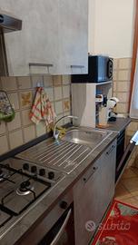 parete attrezzata  con mobile e lavastoviglie 