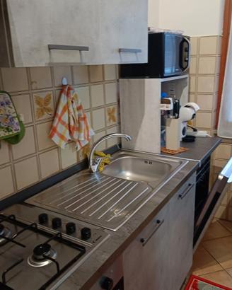 parete attrezzata  con mobile e lavastoviglie 