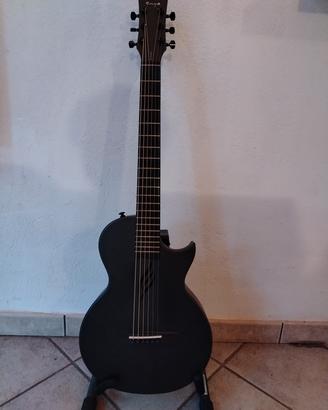 chitarra acustica nera in fibra di carbonio 