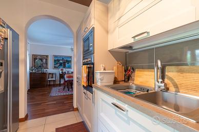 cucina completa angolare con frigo all'americana 