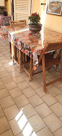 2 TAVOLI DA GIARDINO/BALCONE CON 8 SEDIE IN LEGNO.