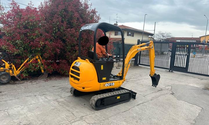 E227 - Escavatore 18 q JCB 8018