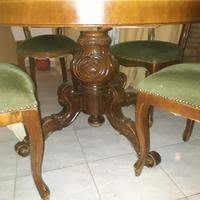 Tavolo tondo e sedie in stile