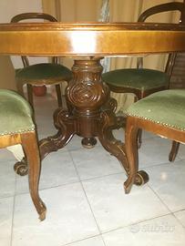 Tavolo tondo e sedie in stile