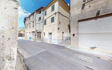 PORZIONE DI CASA CON TERRAZZO