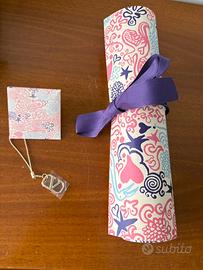 Poster e ciondolo Valentino beauty