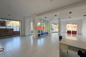 Locale con ampie vetrate